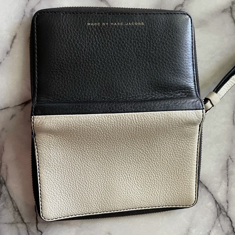 Marc Jacobs off White & Black Wristlet